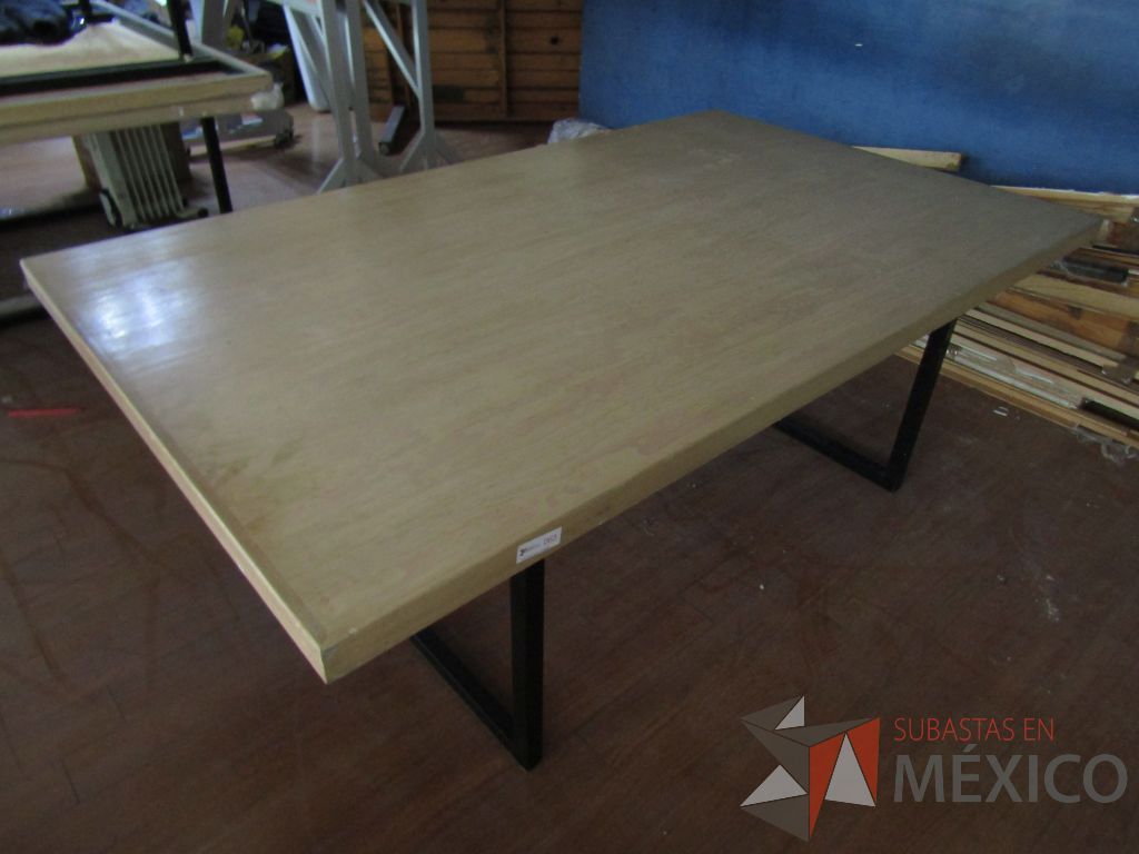 Lote 077 - 3 Mesas de trabajo, con estructura métalica y cubierta color madera - Imagen 15
