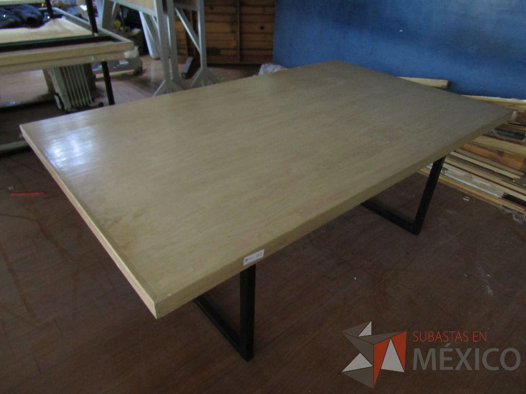 Lote 022 - 2 Mesas de trabajo, con estructura métalica y cubierta color madera - Imagen 9