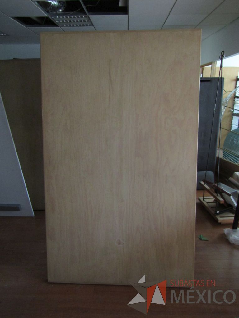 Lote 006 - 3 Mesas de trabajo, con estructura métalica y cubierta color madera - Imagen 11