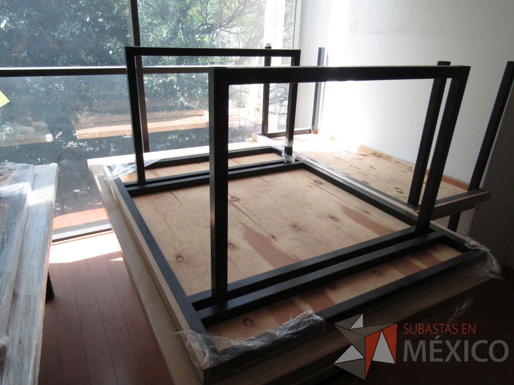 Lote 077 - 3 Mesas de trabajo, con estructura métalica y cubierta color madera - Imagen 11