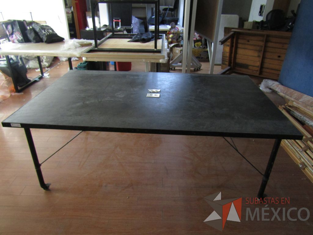 Lote 024 - Mesa de trabajo, estructura métalica con ruedas y cubierta color negro con 2 accesorios para conexión. - Imagen 2