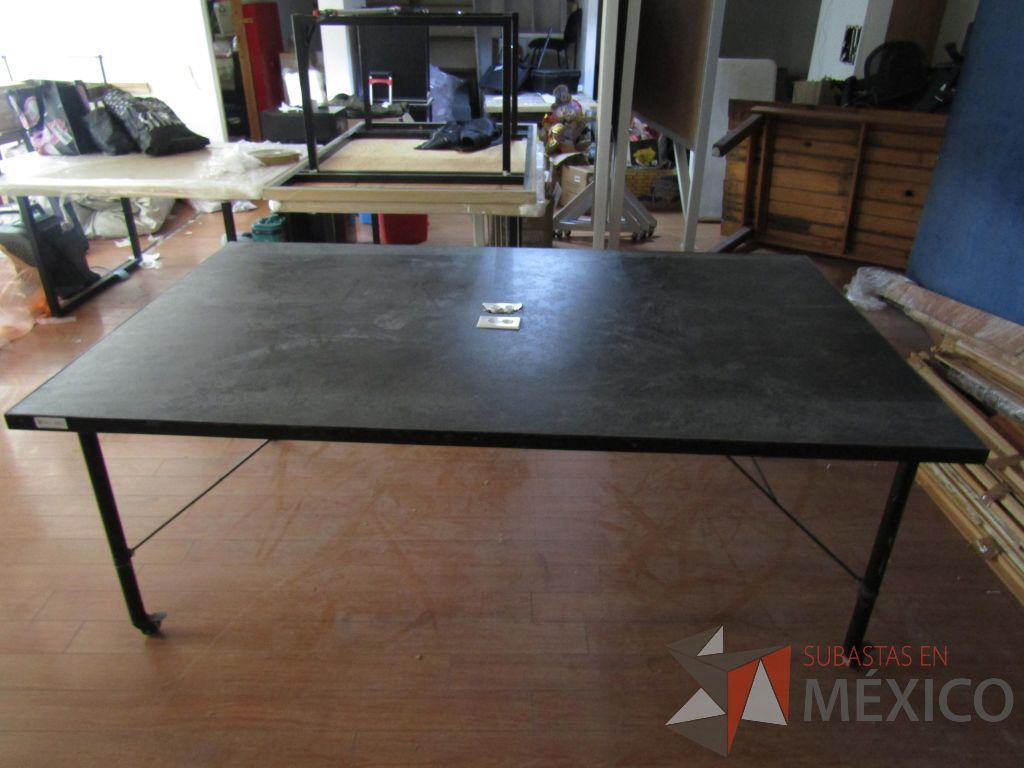 Lote 024 - Mesa de trabajo, estructura métalica con ruedas y cubierta color negro con 2 accesorios para conexión. - Imagen 3