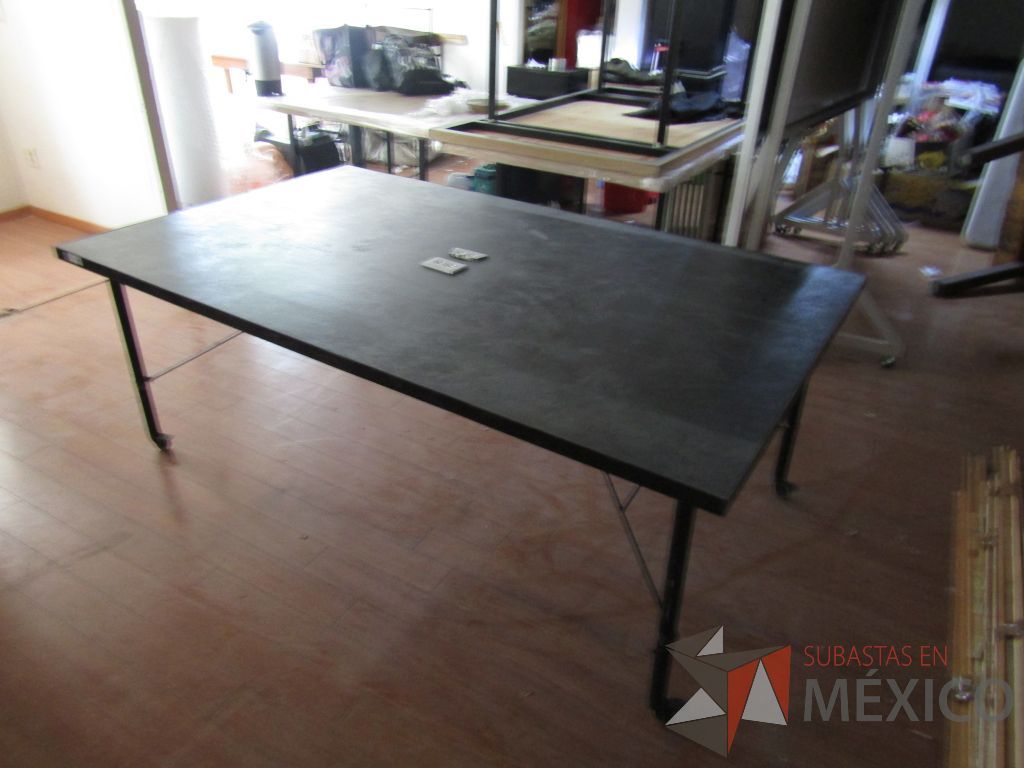 Lote 024 - Mesa de trabajo, estructura métalica con ruedas y cubierta color negro con 2 accesorios para conexión. - Imagen 4
