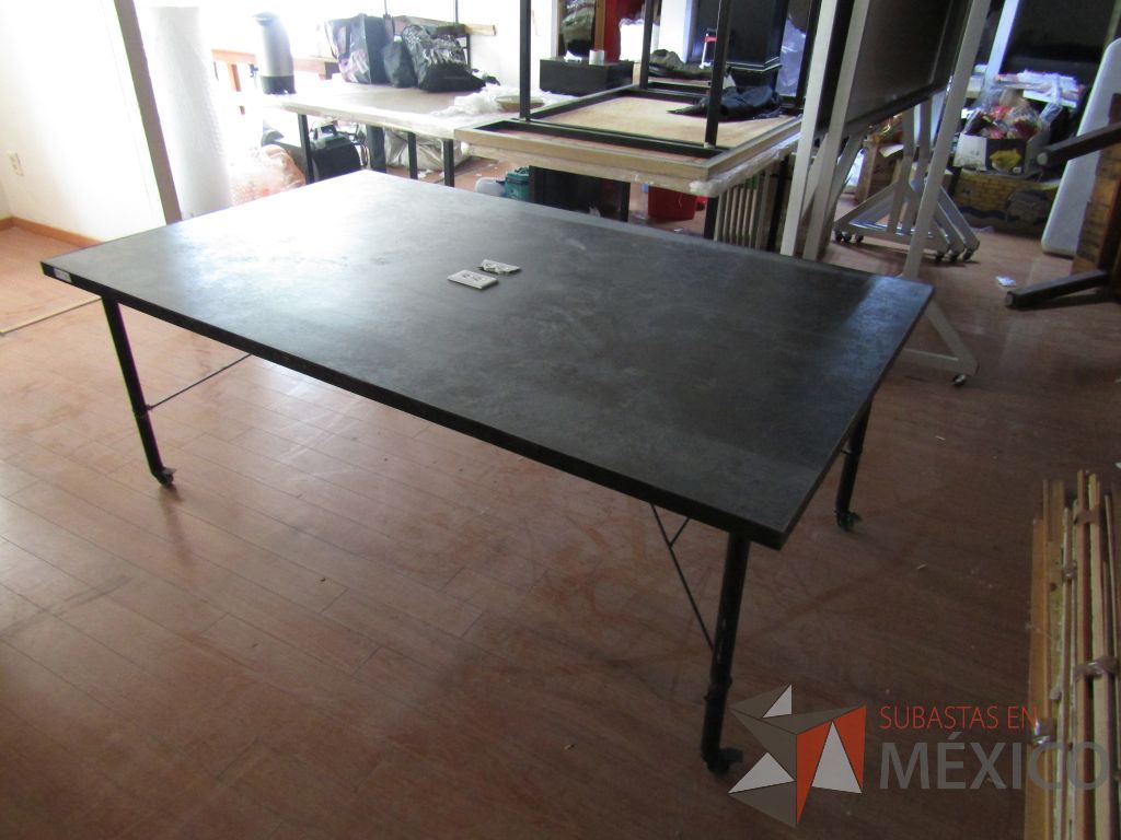 Lote 024 - Mesa de trabajo, estructura métalica con ruedas y cubierta color negro con 2 accesorios para conexión. - Imagen 9