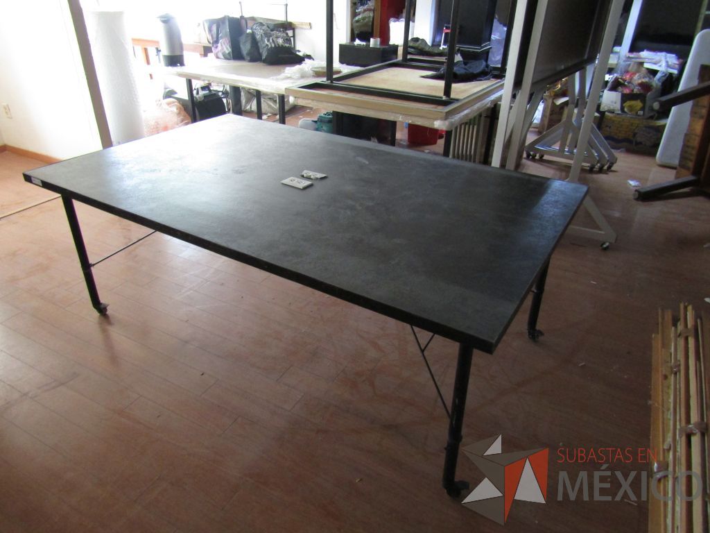 Lote 024 - Mesa de trabajo, estructura métalica con ruedas y cubierta color negro con 2 accesorios para conexión. - Imagen 5