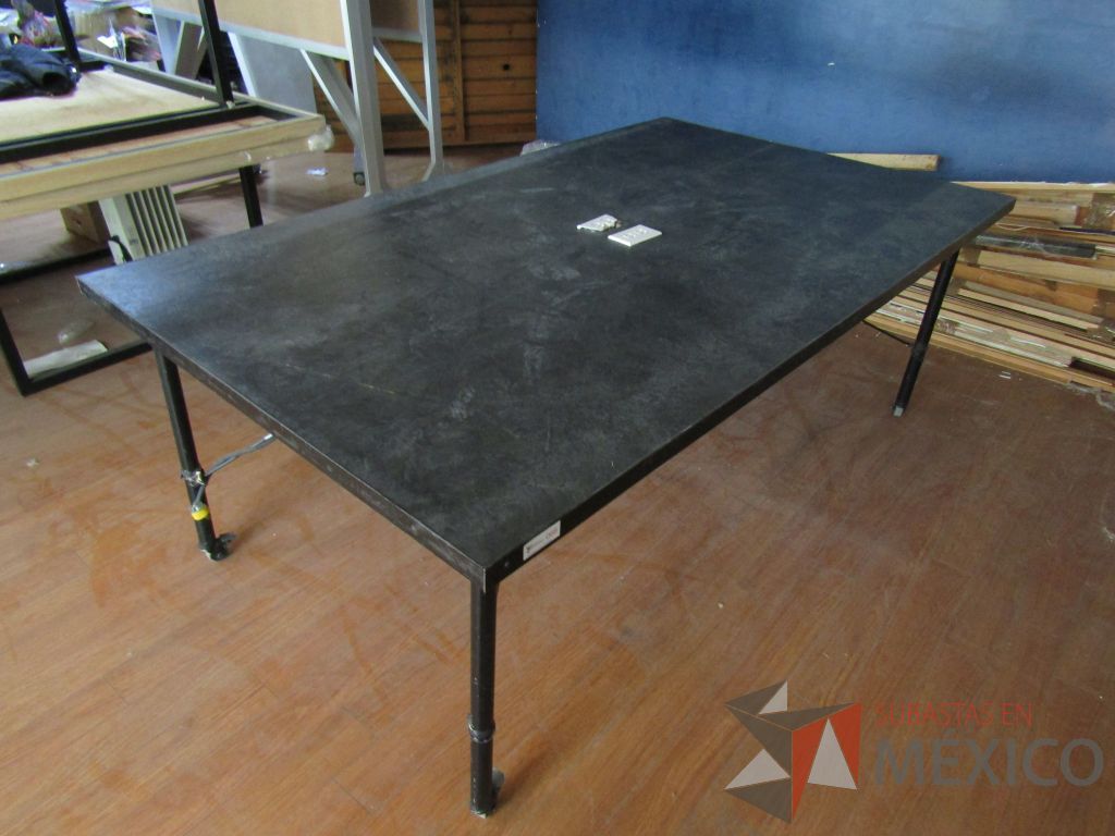Lote 024 - Mesa de trabajo, estructura métalica con ruedas y cubierta color negro con 2 accesorios para conexión. - Imagen 6