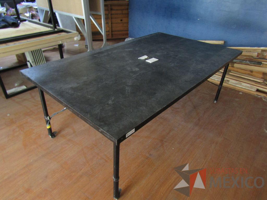 Lote 024 - Mesa de trabajo, estructura métalica con ruedas y cubierta color negro con 2 accesorios para conexión. - Imagen 7