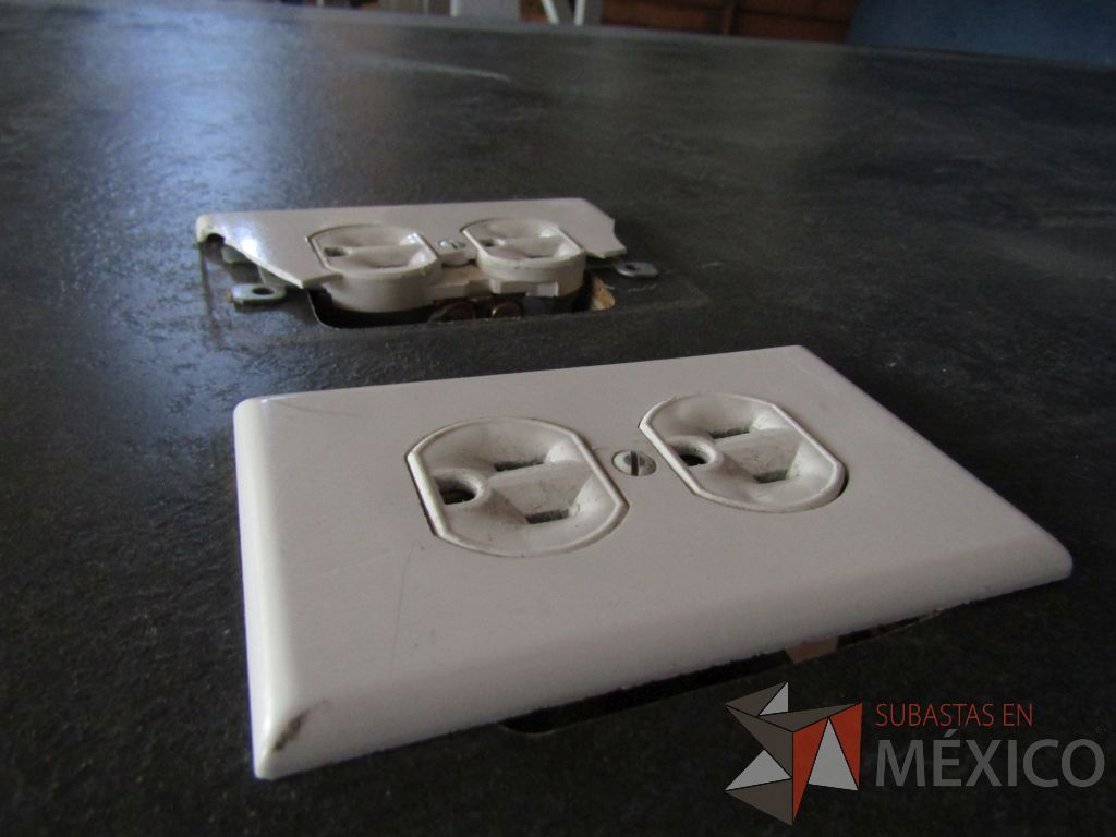 Lote 024 - Mesa de trabajo, estructura métalica con ruedas y cubierta color negro con 2 accesorios para conexión. - Imagen 11