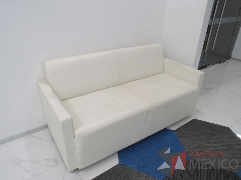 INV 092 - Sillón de 2 plazas con base metálica, asiento y respaldo tipo piel color beige - Imagen 2