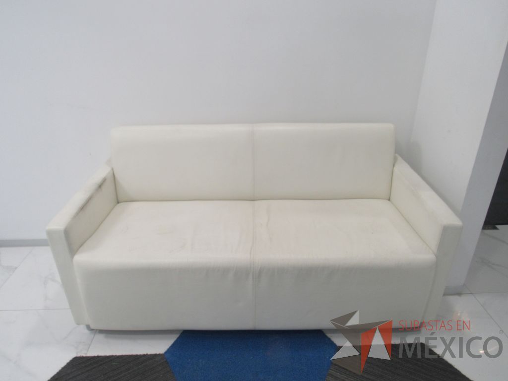 INV 092 - Sillón de 2 plazas con base metálica, asiento y respaldo tipo piel color beige - Imagen 3