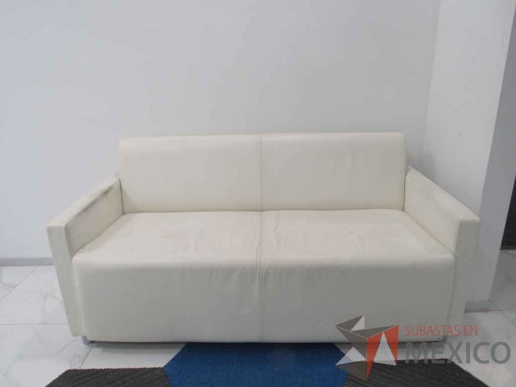 INV 092 - Sillón de 2 plazas con base metálica, asiento y respaldo tipo piel color beige - Imagen 4