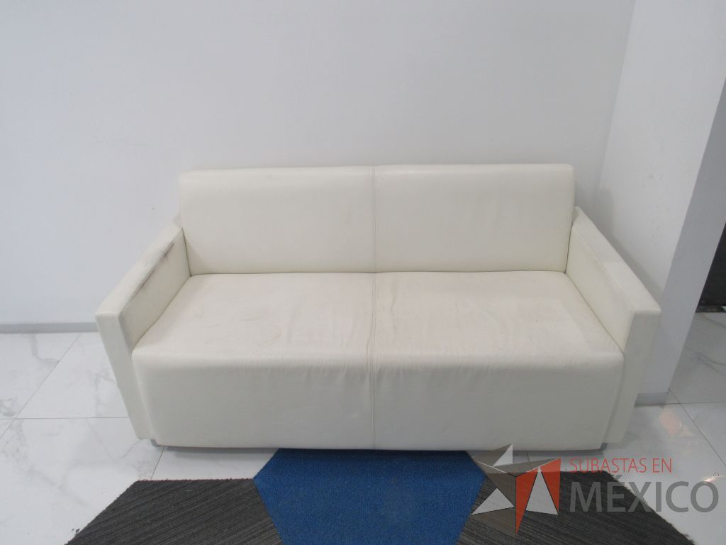INV 092 - Sillón de 2 plazas con base metálica, asiento y respaldo tipo piel color beige - Imagen 5