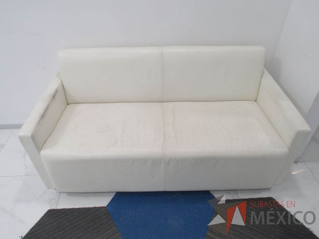 INV 092 - Sillón de 2 plazas con base metálica, asiento y respaldo tipo piel color beige - Imagen 6