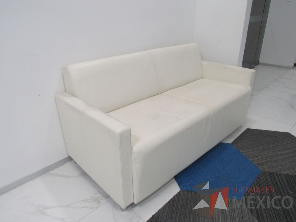 INV 092 - Sillón de 2 plazas con base metálica, asiento y respaldo tipo piel color beige
