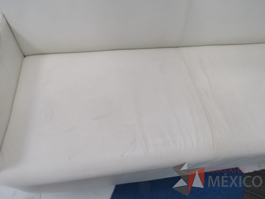 INV 092 - Sillón de 2 plazas con base metálica, asiento y respaldo tipo piel color beige - Imagen 8