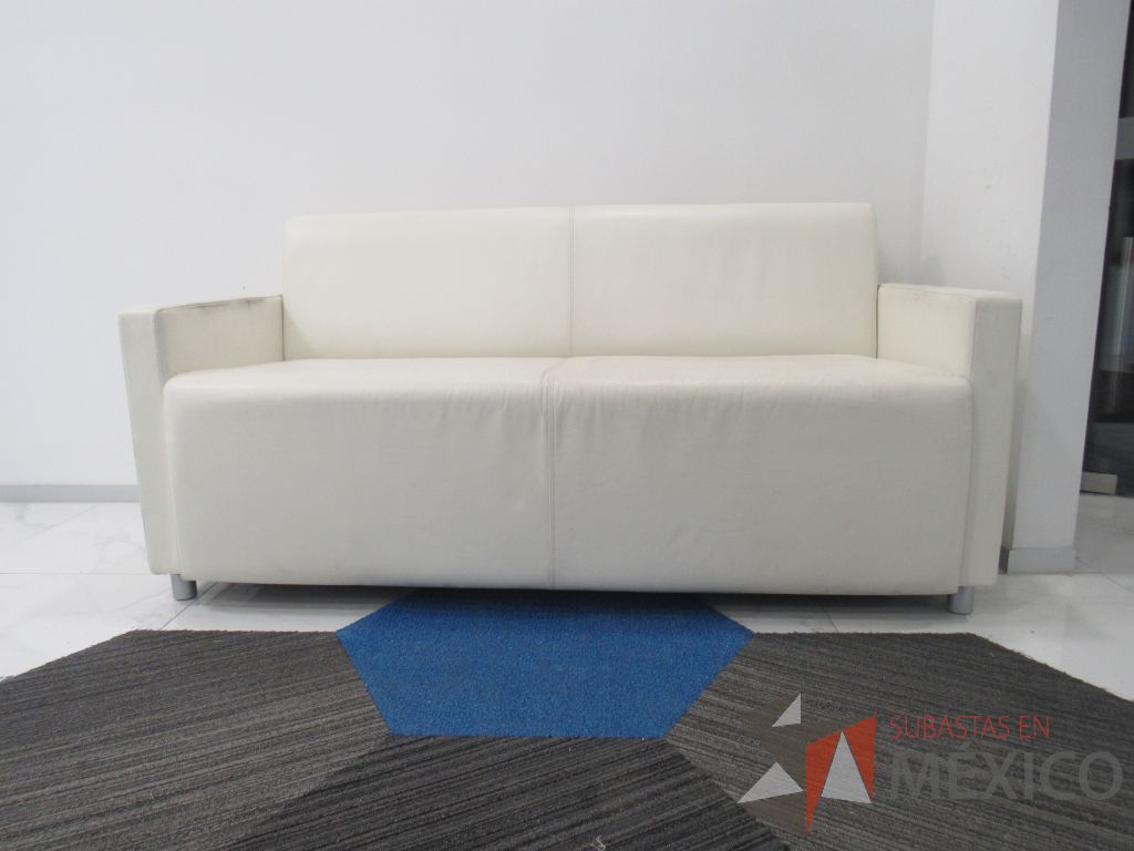 INV 092 - Sillón de 2 plazas con base metálica, asiento y respaldo tipo piel color beige - Imagen 9