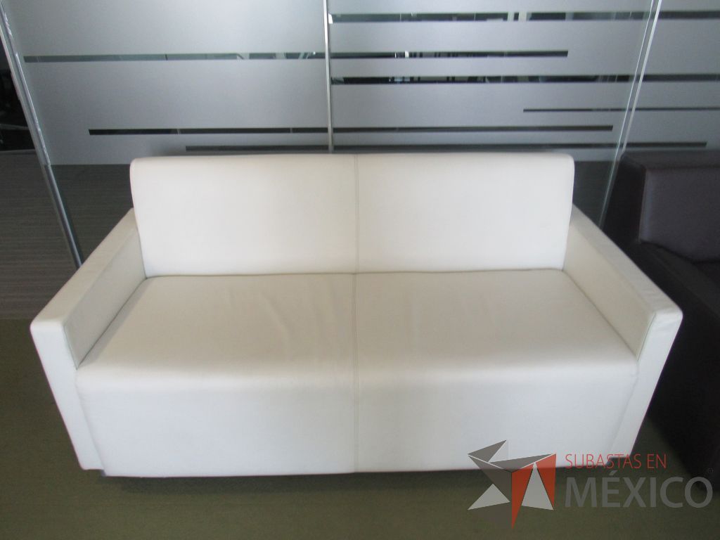 INV 092 - Sillón de 2 plazas con base metálica, asiento y respaldo tipo piel color beige - Imagen 12