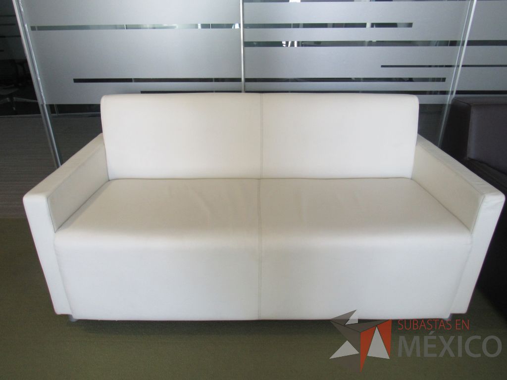 INV 092 - Sillón de 2 plazas con base metálica, asiento y respaldo tipo piel color beige - Imagen 13