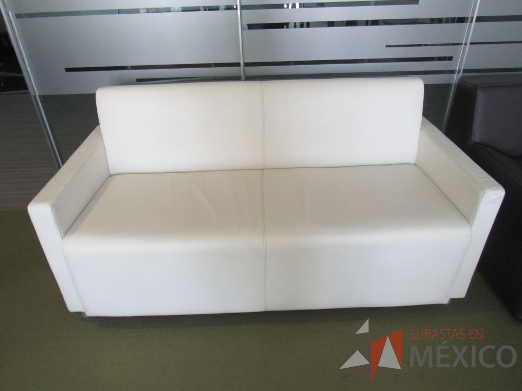 INV 092 - Sillón de 2 plazas con base metálica, asiento y respaldo tipo piel color beige - Imagen 14