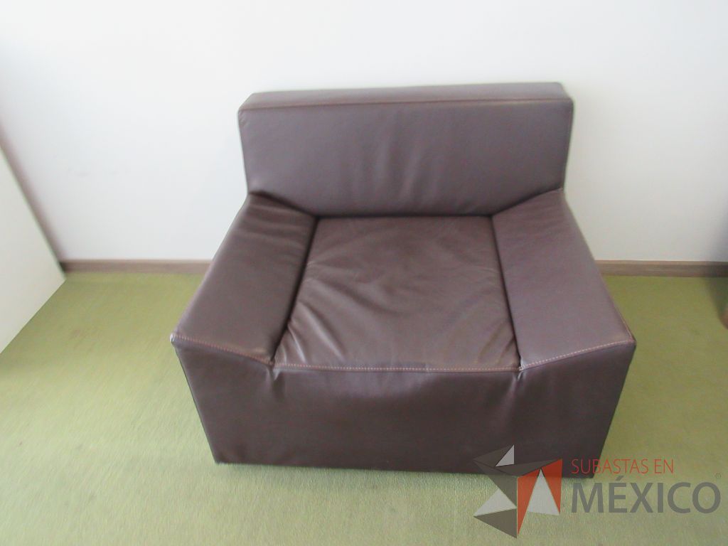 INV 093 - Sillón de 1 plaza con asiento y respaldo tipo piel color café - Imagen 2