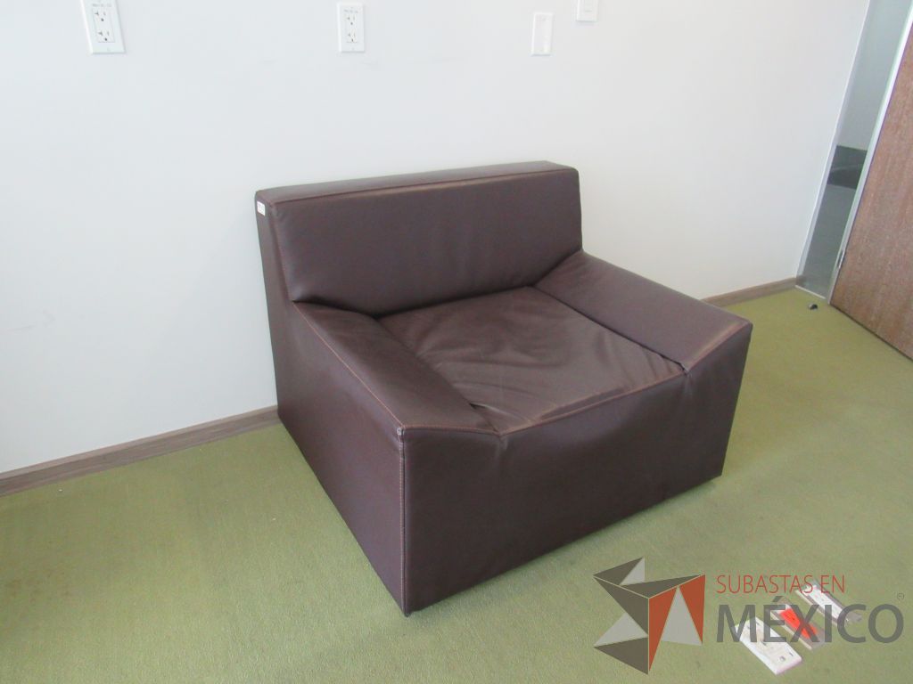 INV 093 - Sillón de 1 plaza con asiento y respaldo tipo piel color café - Imagen 4