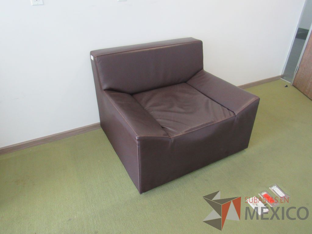 INV 093 - Sillón de 1 plaza con asiento y respaldo tipo piel color café - Imagen 5