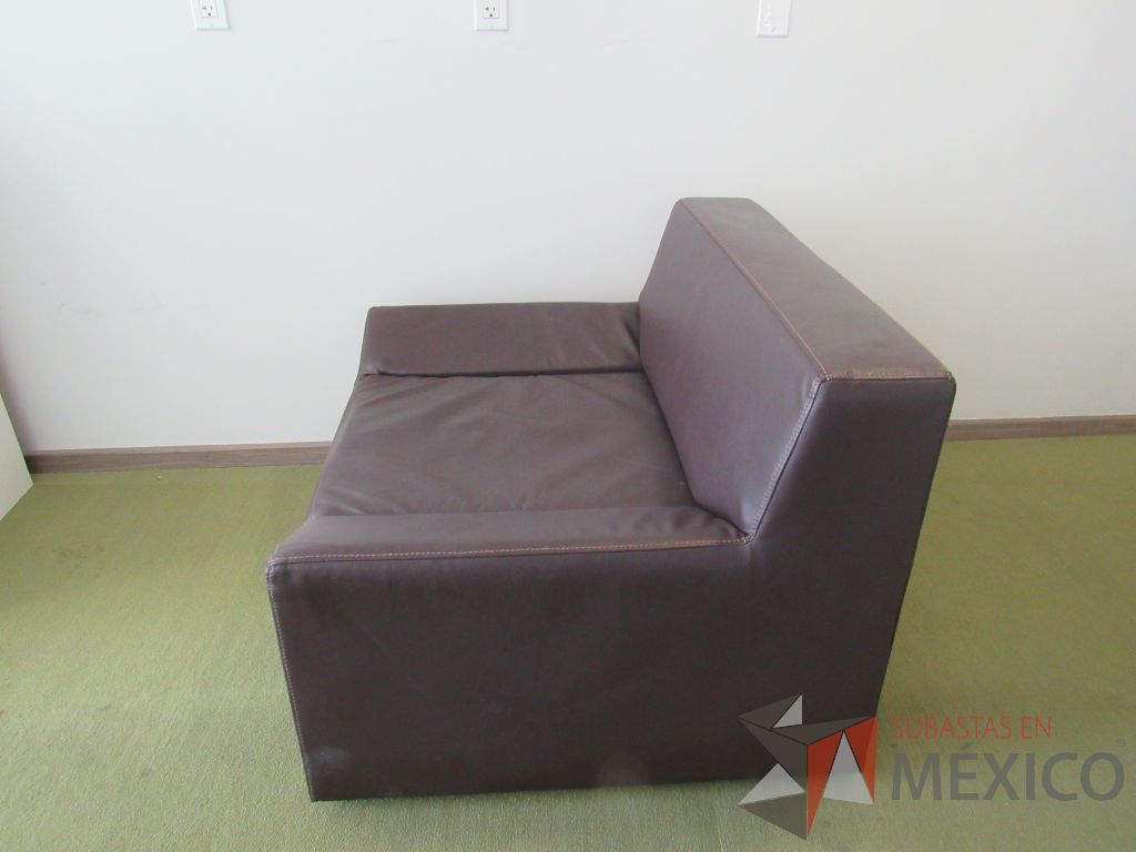 INV 093 - Sillón de 1 plaza con asiento y respaldo tipo piel color café - Imagen 7