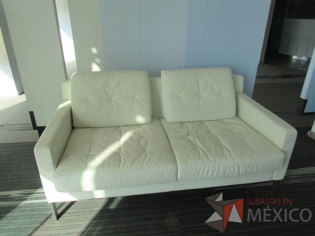 INV 095 - Sillón de 2 plazas con base metálica, cojines capitonados, asiento y respaldo tipo piel color beige