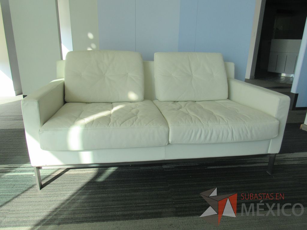 INV 095 - Sillón de 2 plazas con base metálica, cojines capitonados, asiento y respaldo tipo piel color beige - Imagen 2