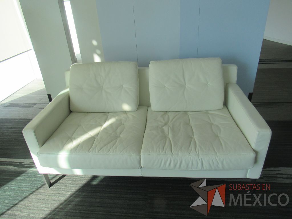 INV 095 - Sillón de 2 plazas con base metálica, cojines capitonados, asiento y respaldo tipo piel color beige - Imagen 3
