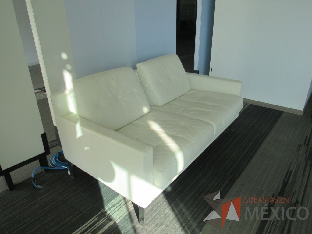 INV 095 - Sillón de 2 plazas con base metálica, cojines capitonados, asiento y respaldo tipo piel color beige - Imagen 4