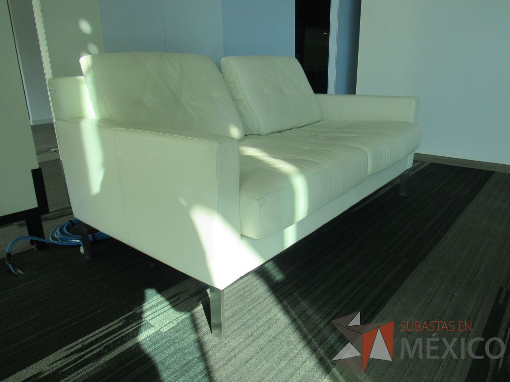 INV 095 - Sillón de 2 plazas con base metálica, cojines capitonados, asiento y respaldo tipo piel color beige - Imagen 5