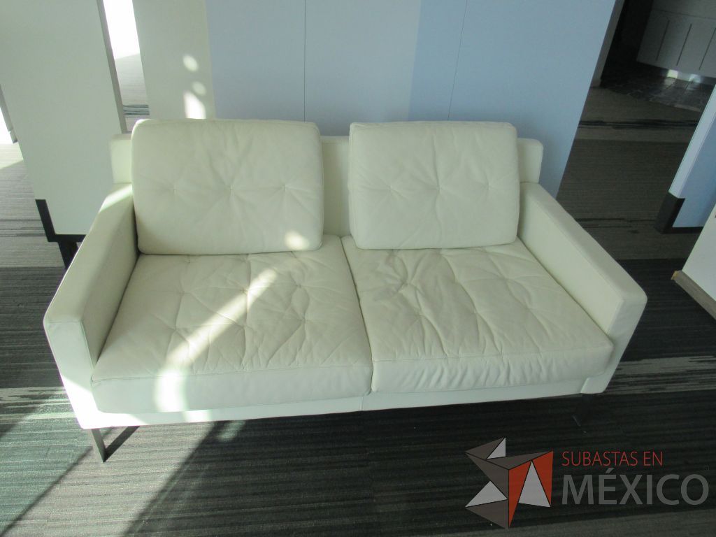 INV 095 - Sillón de 2 plazas con base metálica, cojines capitonados, asiento y respaldo tipo piel color beige - Imagen 6