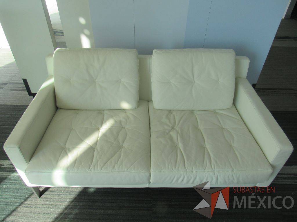 INV 095 - Sillón de 2 plazas con base metálica, cojines capitonados, asiento y respaldo tipo piel color beige - Imagen 7