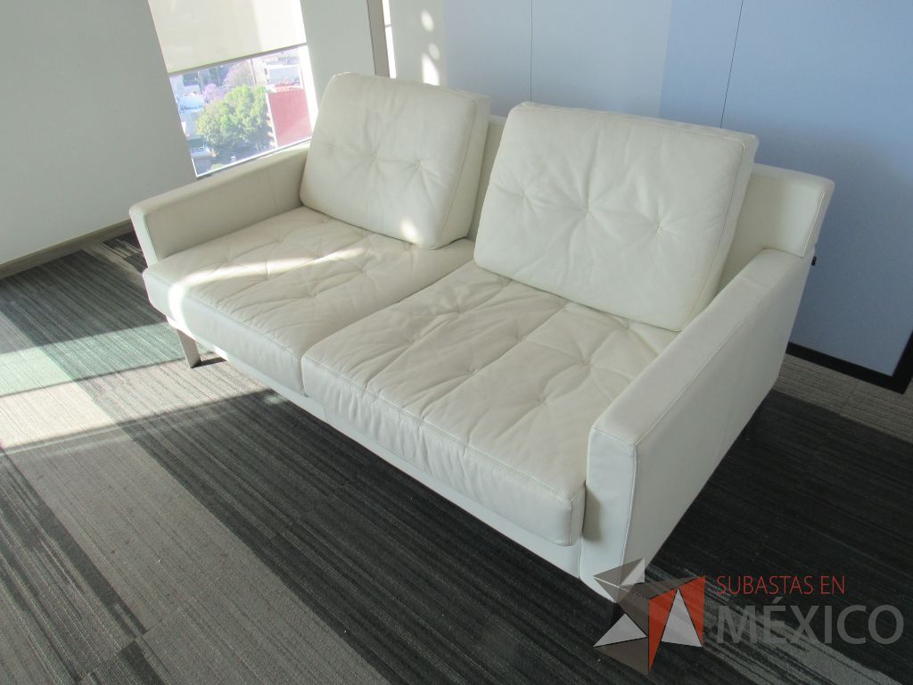 INV 095 - Sillón de 2 plazas con base metálica, cojines capitonados, asiento y respaldo tipo piel color beige - Imagen 8