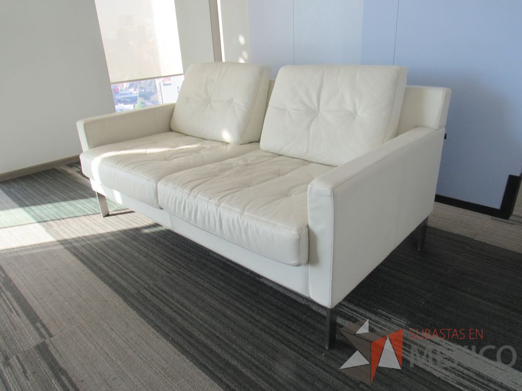INV 095 - Sillón de 2 plazas con base metálica, cojines capitonados, asiento y respaldo tipo piel color beige - Imagen 9