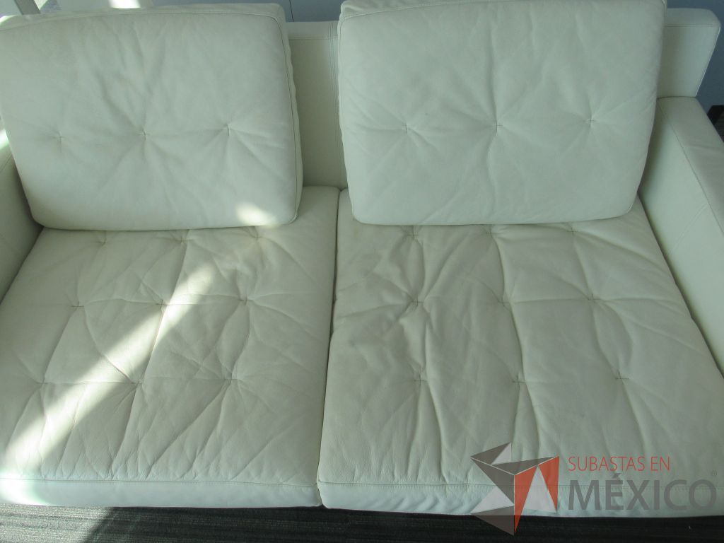 INV 095 - Sillón de 2 plazas con base metálica, cojines capitonados, asiento y respaldo tipo piel color beige - Imagen 10