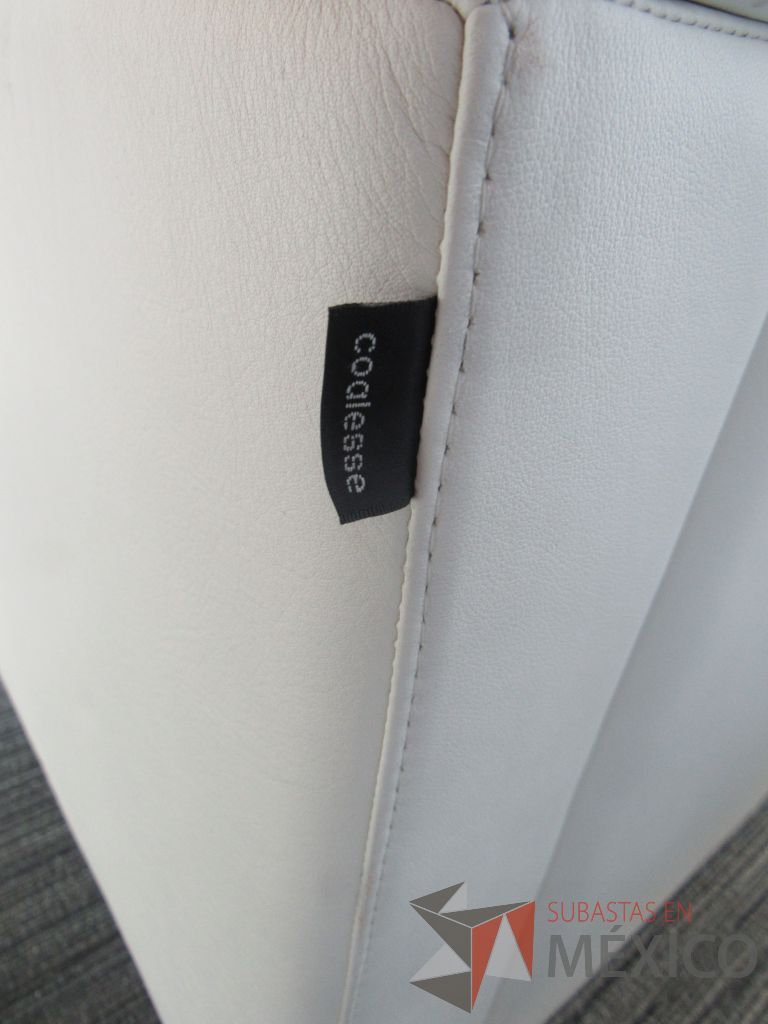 INV 095 - Sillón de 2 plazas con base metálica, cojines capitonados, asiento y respaldo tipo piel color beige - Imagen 11