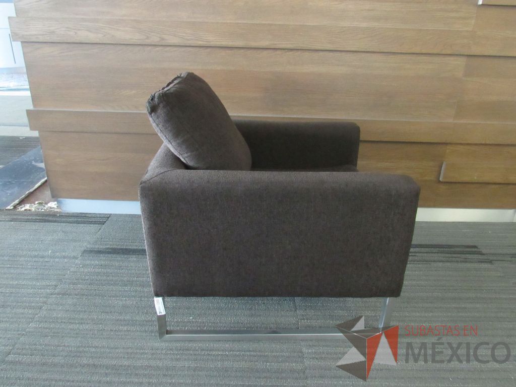 INV 098 - Sillón de 1 plaza con base metálica, asiento y respaldo en tela color café - Imagen 7