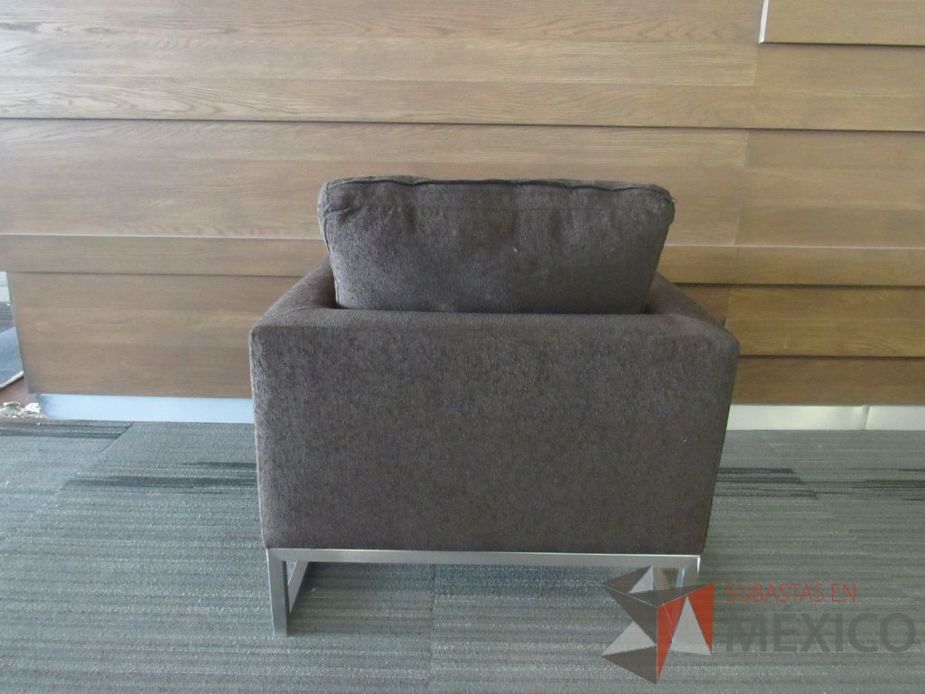 INV 098 - Sillón de 1 plaza con base metálica, asiento y respaldo en tela color café - Imagen 9