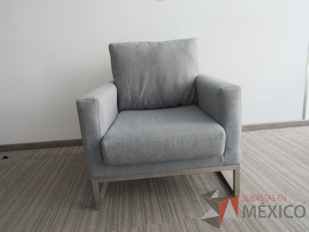INV 099 - Sillón de 1 plaza con base metálica, asiento y respaldo en tela color gris - Imagen 2
