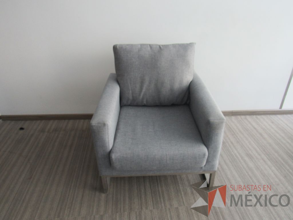 INV 099 - Sillón de 1 plaza con base metálica, asiento y respaldo en tela color gris - Imagen 3