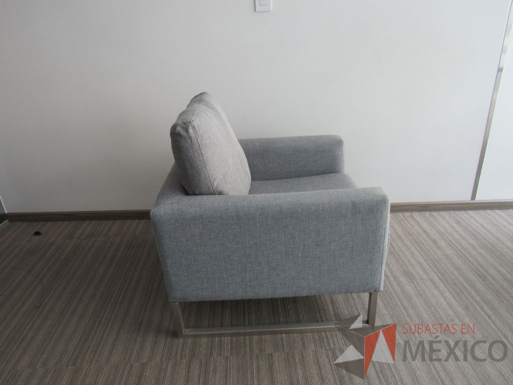 INV 099 - Sillón de 1 plaza con base metálica, asiento y respaldo en tela color gris - Imagen 6