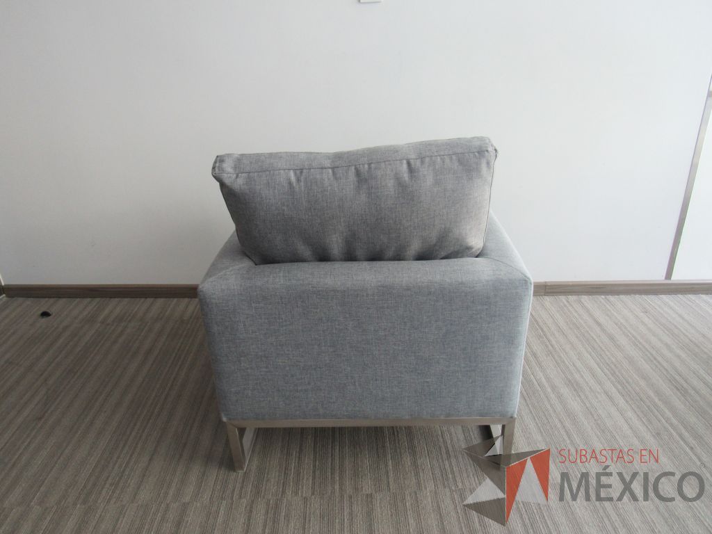 INV 099 - Sillón de 1 plaza con base metálica, asiento y respaldo en tela color gris - Imagen 7