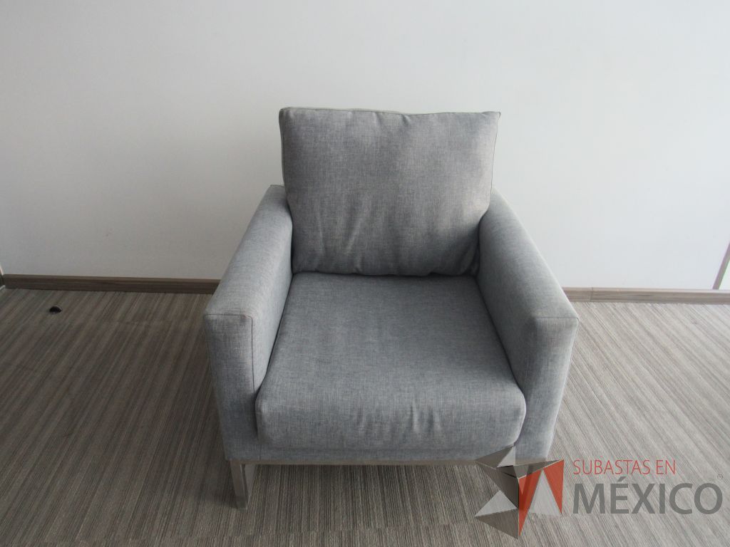INV 099 - Sillón de 1 plaza con base metálica, asiento y respaldo en tela color gris - Imagen 8