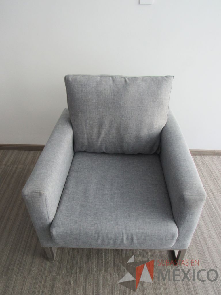INV 099 - Sillón de 1 plaza con base metálica, asiento y respaldo en tela color gris - Imagen 9