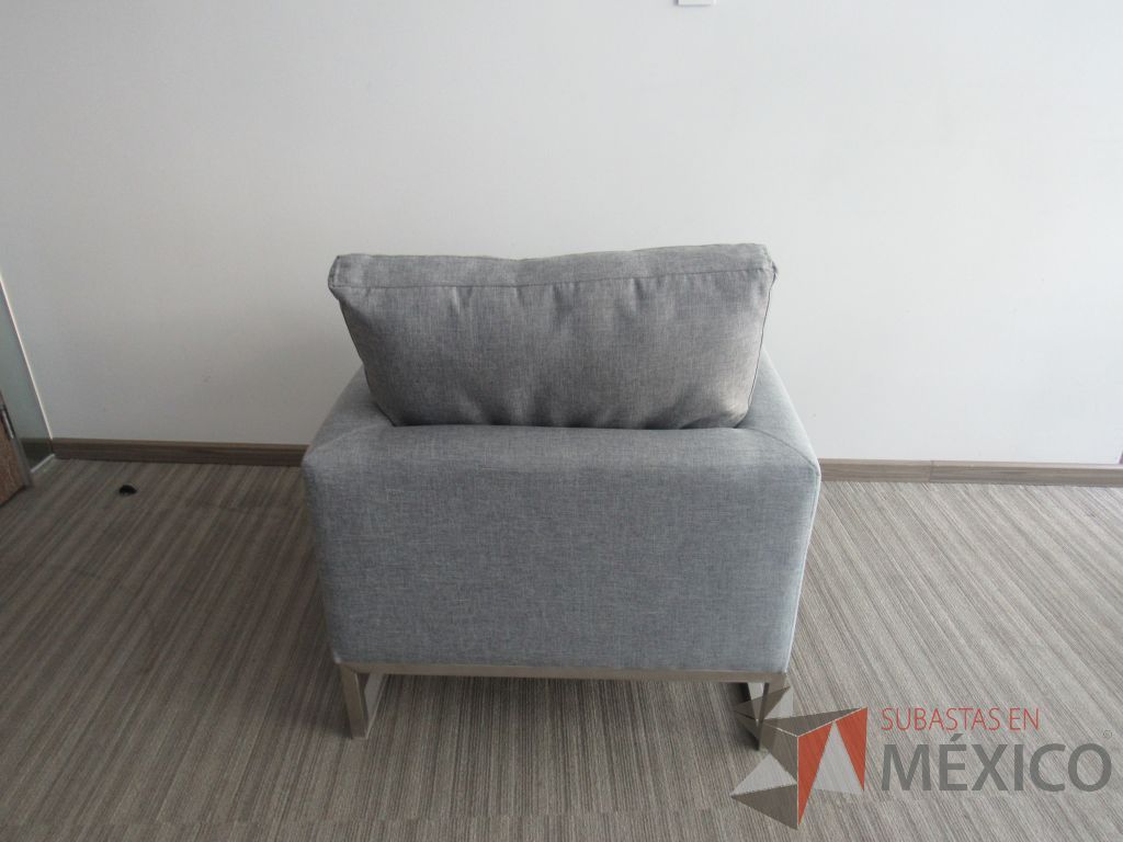 INV 099 - Sillón de 1 plaza con base metálica, asiento y respaldo en tela color gris - Imagen 10