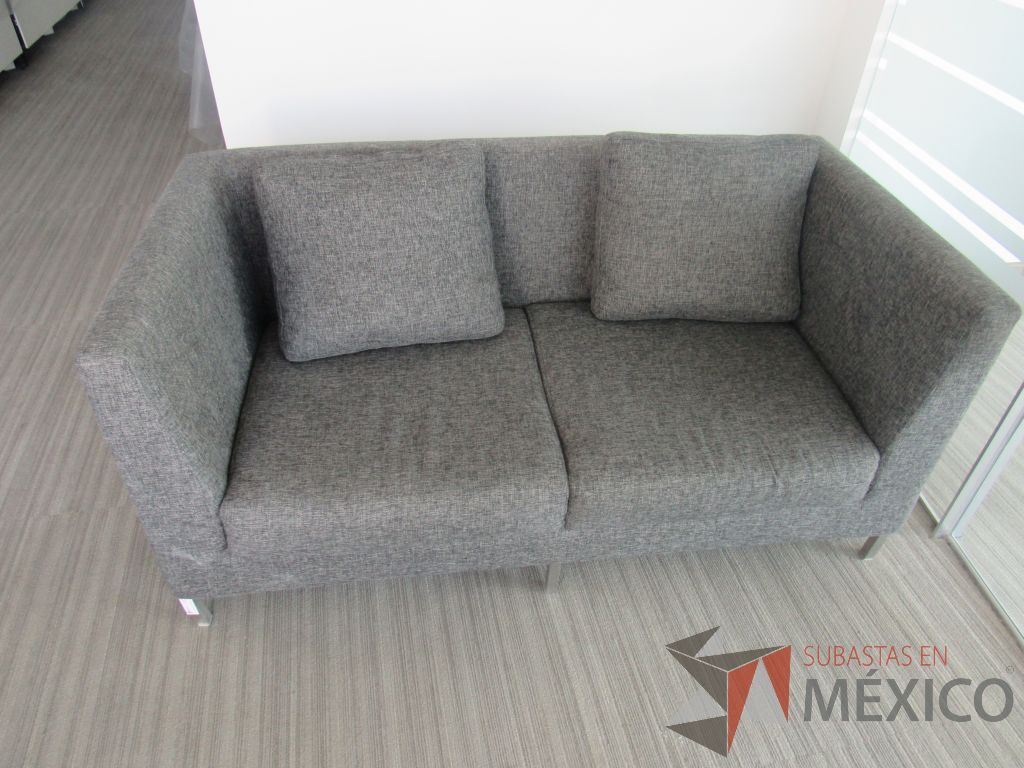 INV 100 - Sillón de 2 plazas con base metálica, asiento y respaldo en tela color gris - Imagen 3
