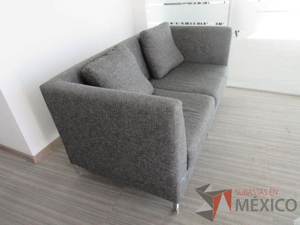 INV 100 - Sillón de 2 plazas con base metálica, asiento y respaldo en tela color gris - Imagen 4