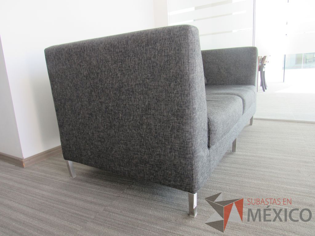 INV 100 - Sillón de 2 plazas con base metálica, asiento y respaldo en tela color gris - Imagen 5